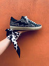 TENIS CUERO TACHAS NEGRO