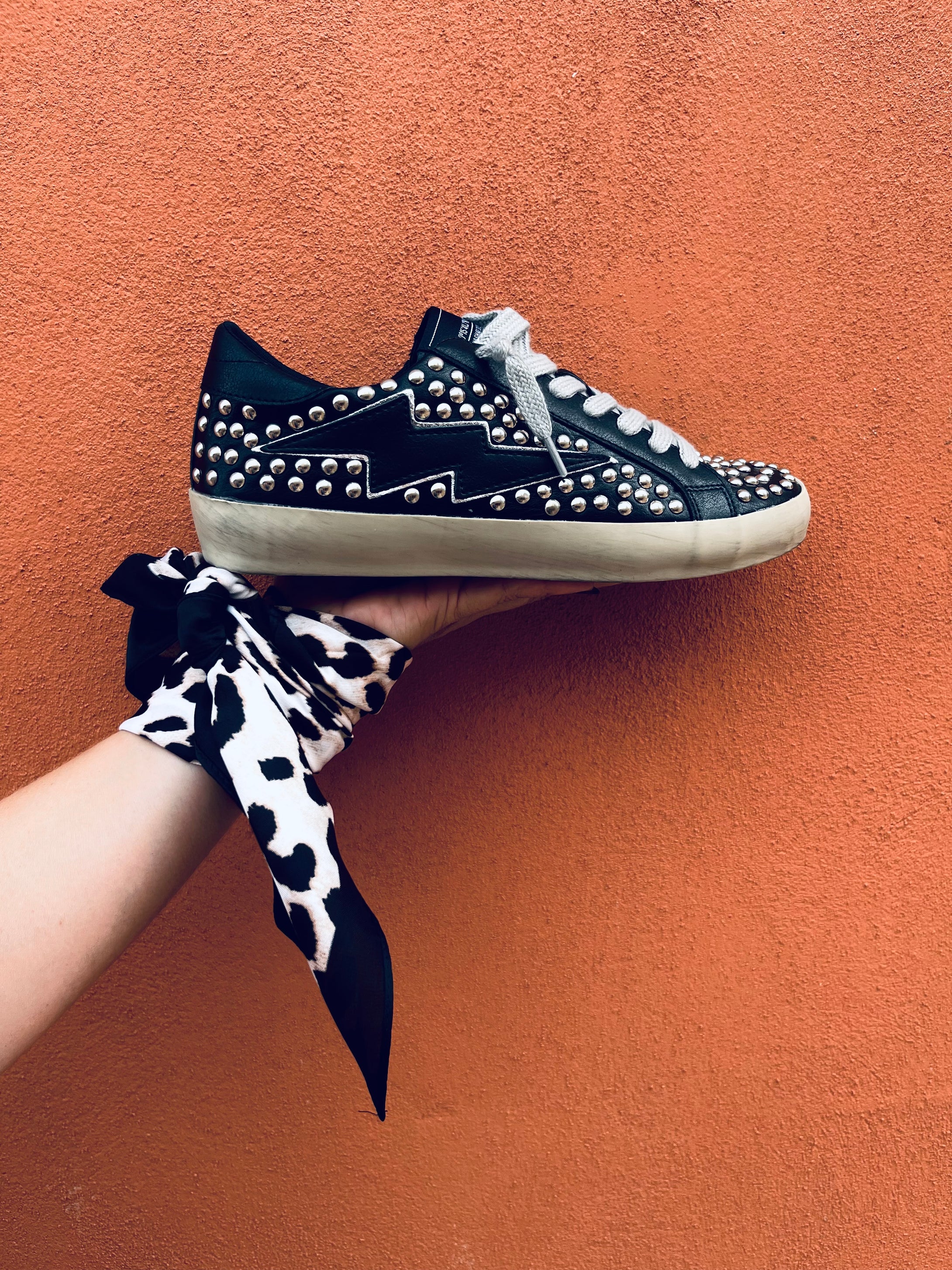 TENIS CUERO TACHAS NEGRO