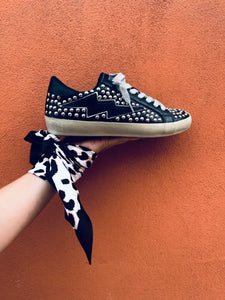 TENIS CUERO TACHAS NEGRO