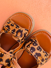 Cargar imagen en la galeria SANDALIA LEOPARDO TACHAS
