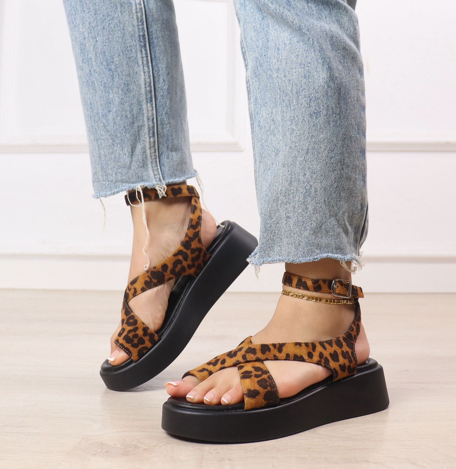 SANDALIA CRUZADA LEOPARDO