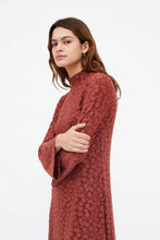 Cargar imagen en la galeria VESTIDO ENCAJE FLORAL MARRÓN
