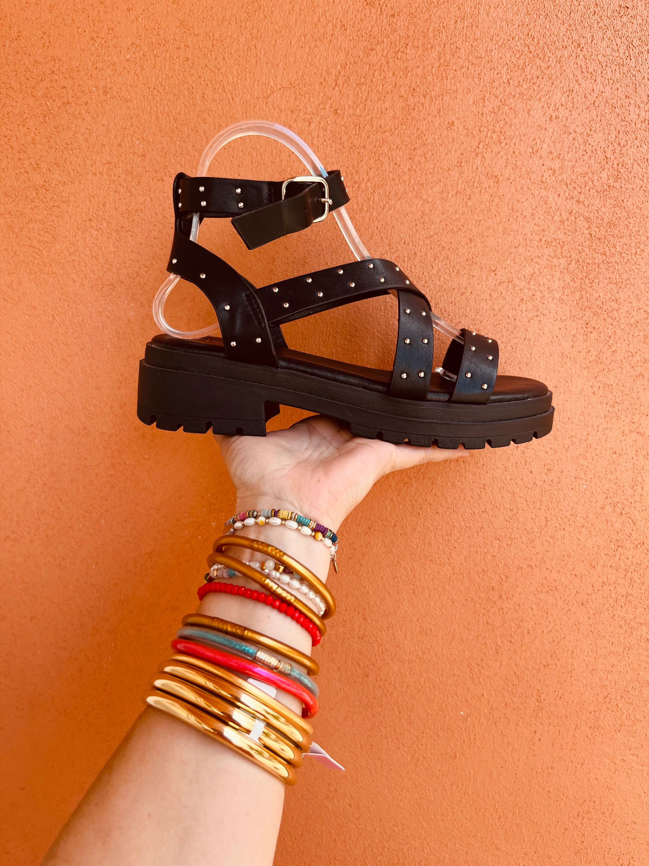 SANDALIA NEGRA TACHAS