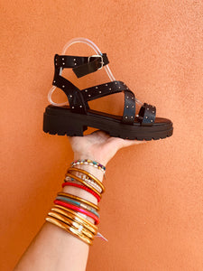 SANDALIA NEGRA TACHAS