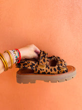 Cargar imagen en la galeria SANDALIA LEOPARDO TACHAS
