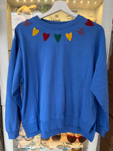 Cargar imagen en la galeria SUDADERA AZUL CORAZONES BORDADOS
