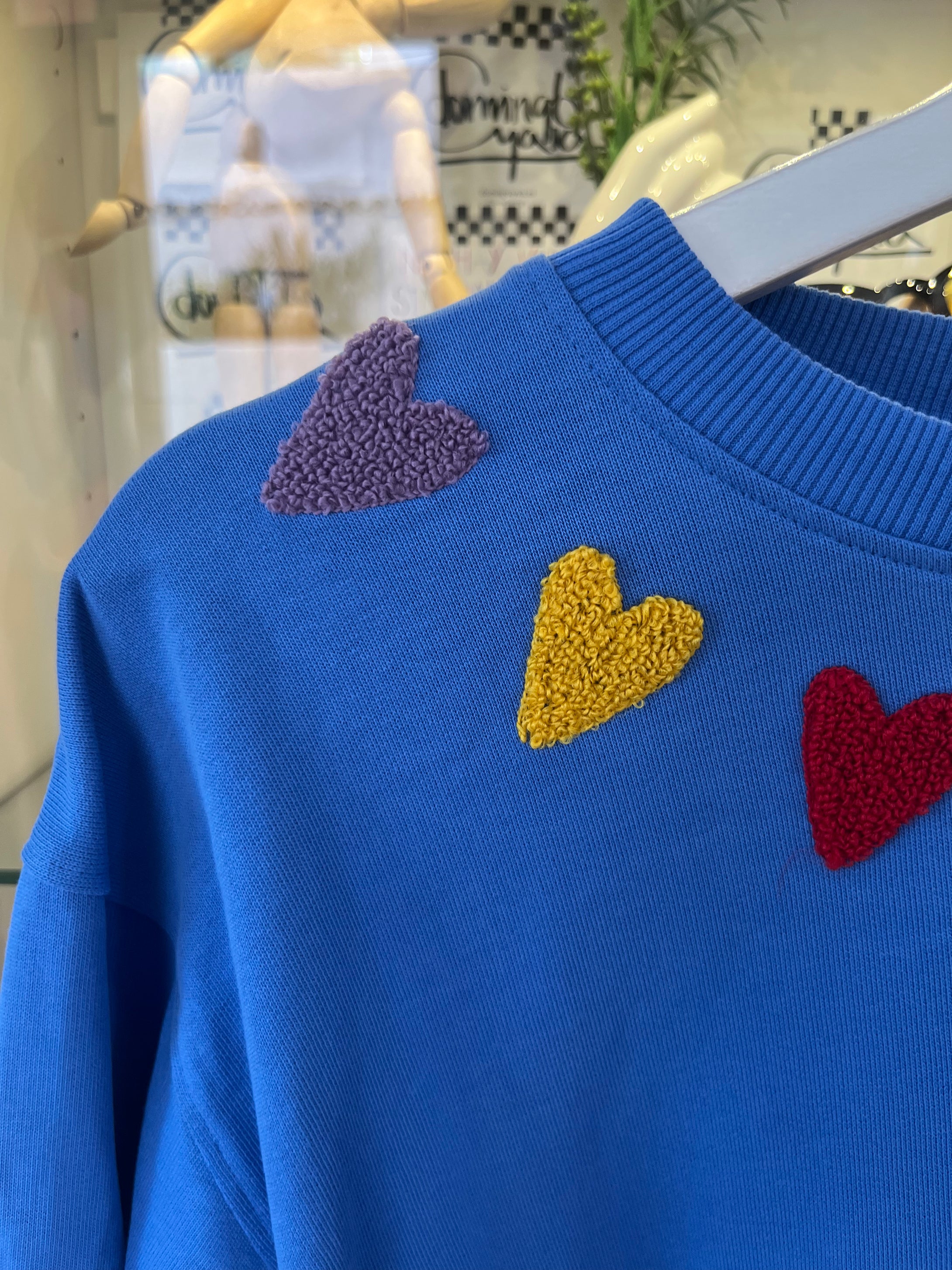 SUDADERA AZUL CORAZONES BORDADOS