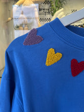 Cargar imagen en la galeria SUDADERA AZUL CORAZONES BORDADOS
