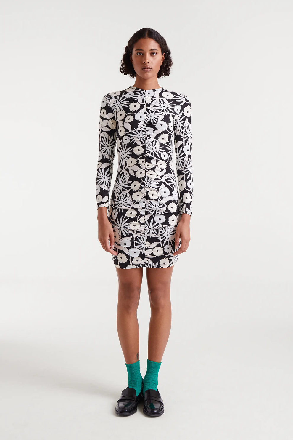 VESTIDO CORTO FLORES BLANCO Y NEGRO
